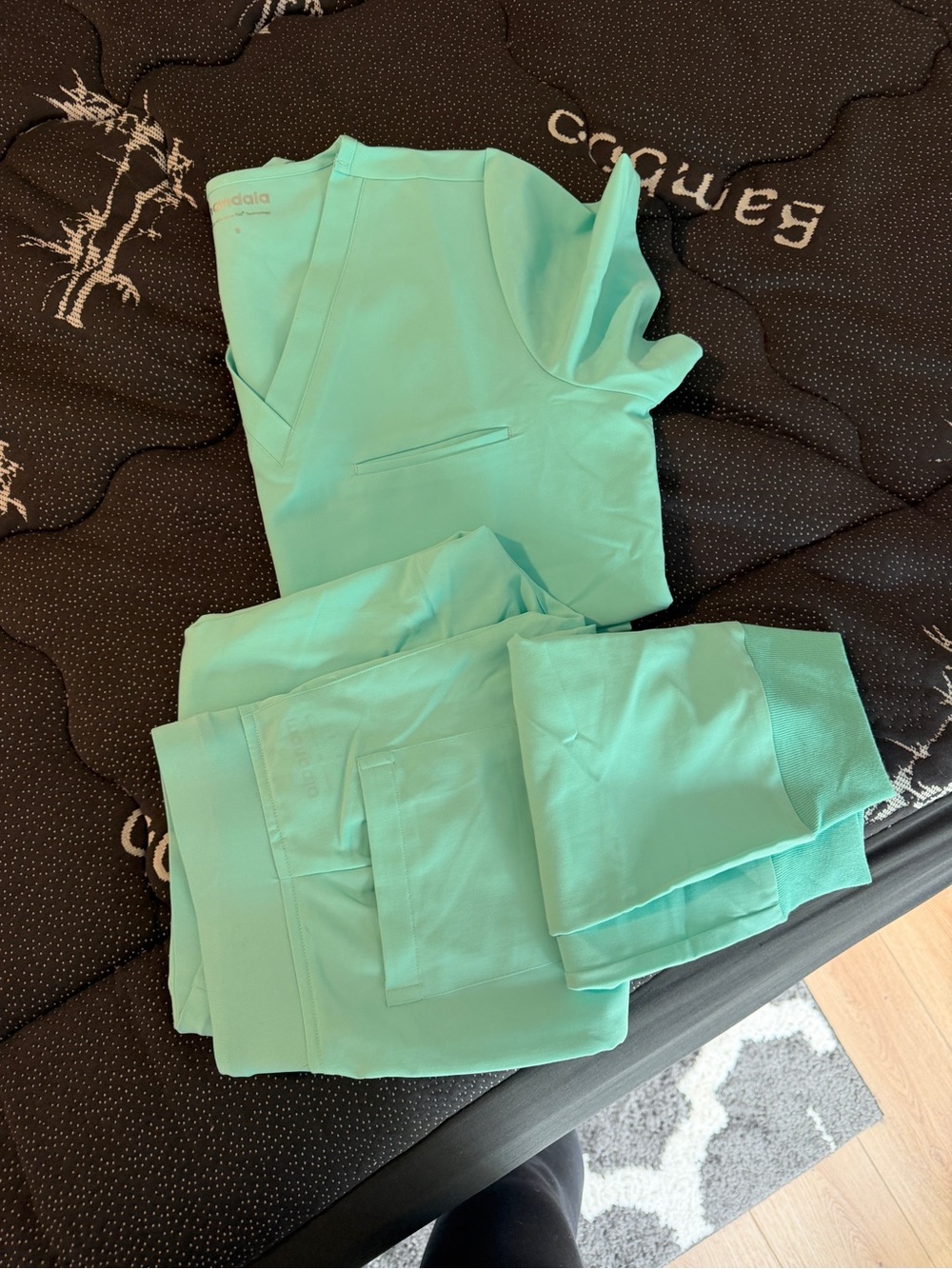 Unbranded Women’s Mint Green Scrub Top & Jogger Pants Set